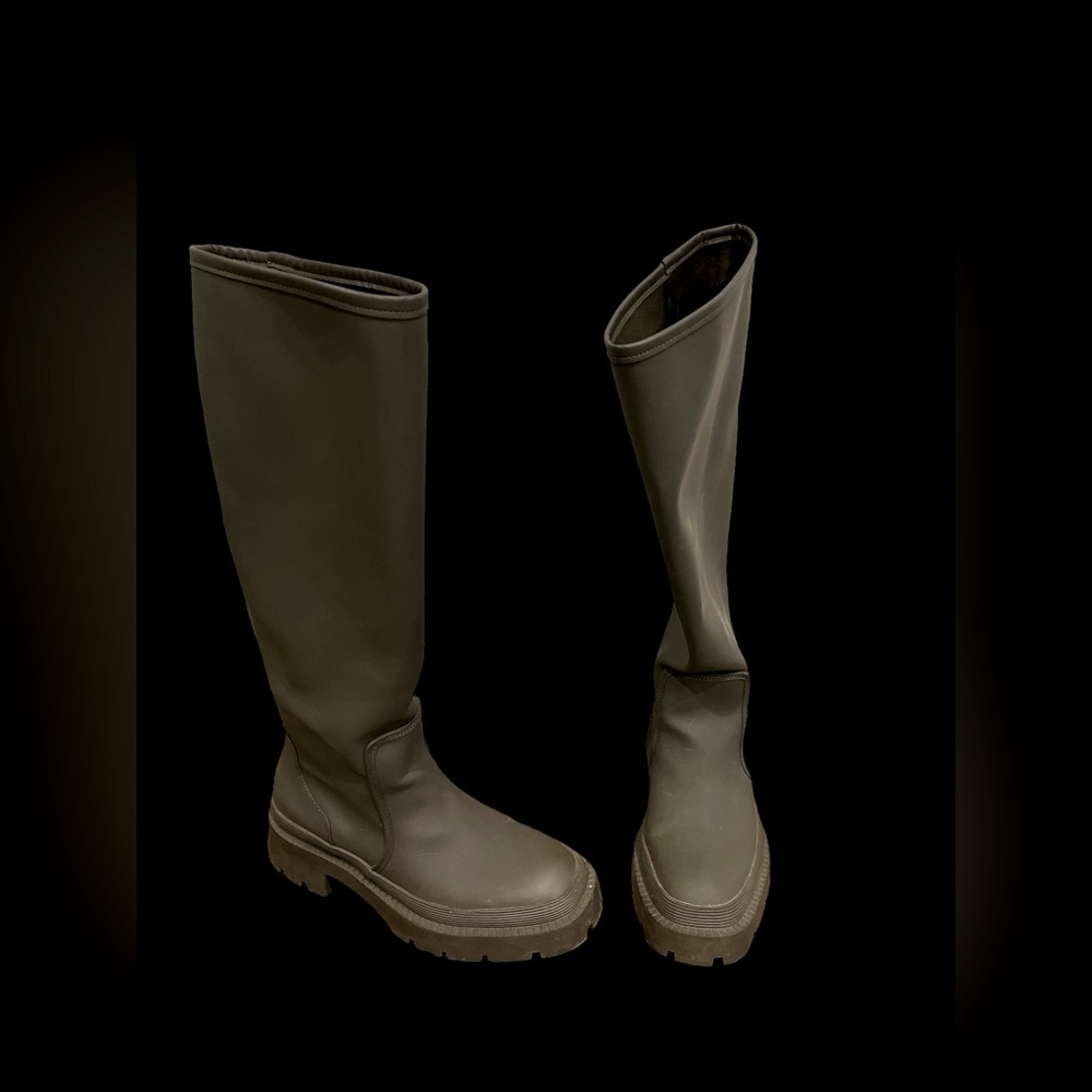 Zara size 8 boots, wore 2 times, not wide for my feet